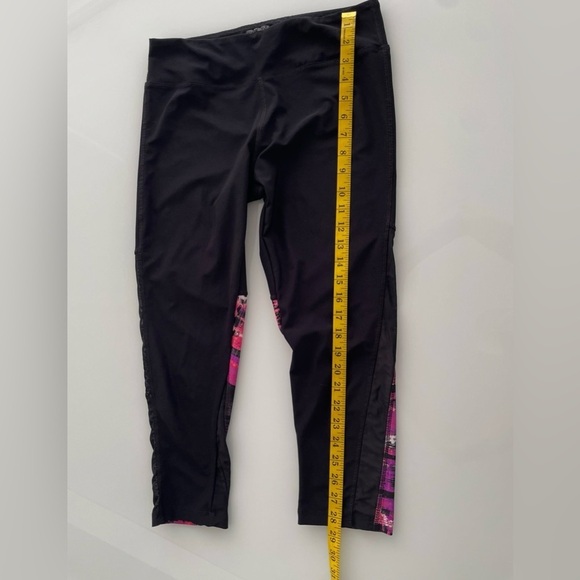 MARIKA Capri Leggings Size Med Black Watercolor Pink Color Three Quarter Length - Picture 4 of 6